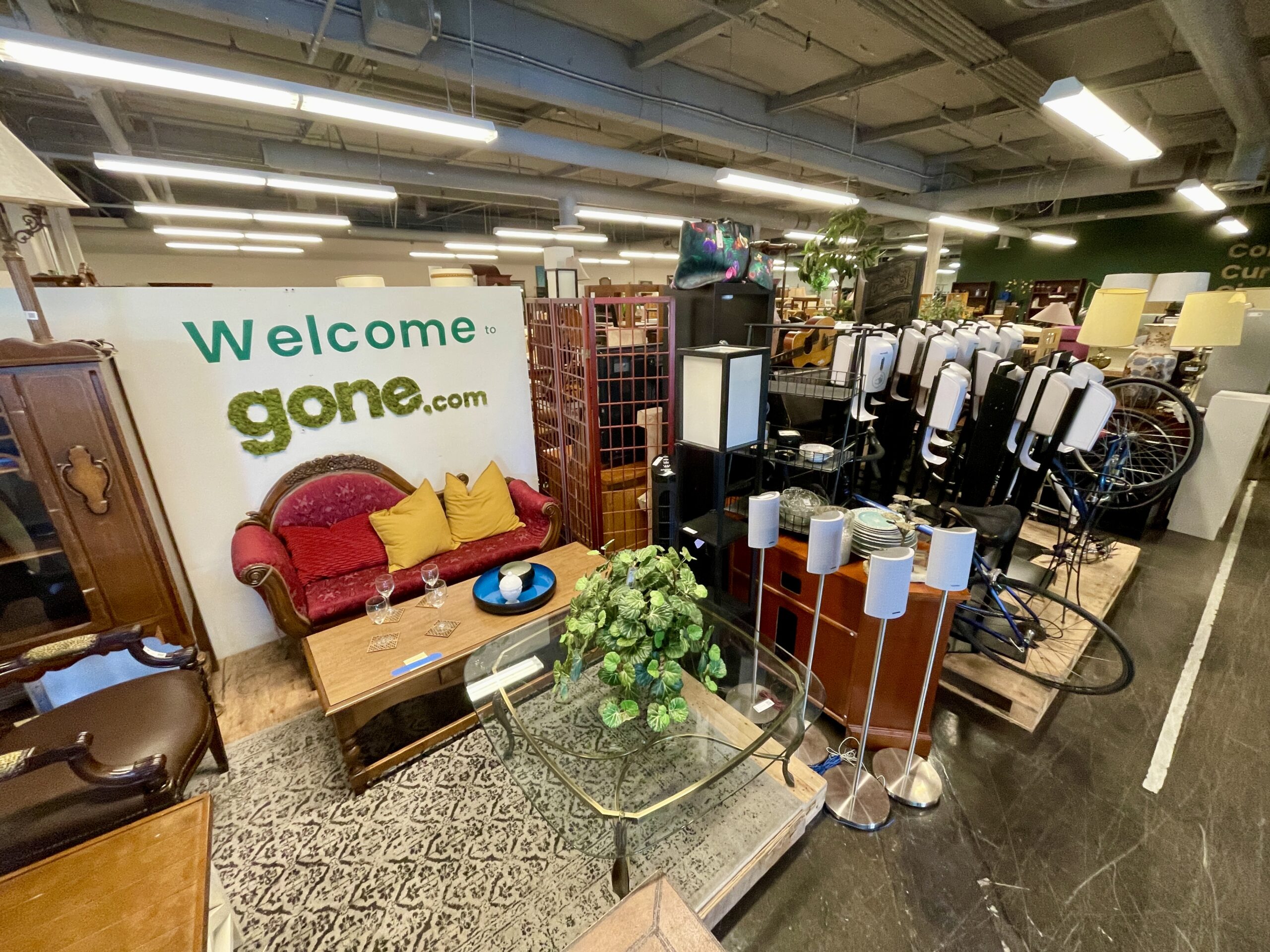 Seattle startup raises .3M to pick up your used stuff for free — and turn it into a resale marketplace
