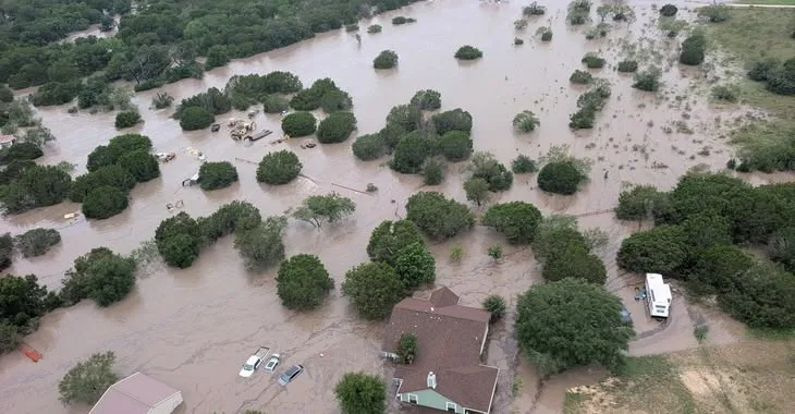 As Texas floods, so does the internet
